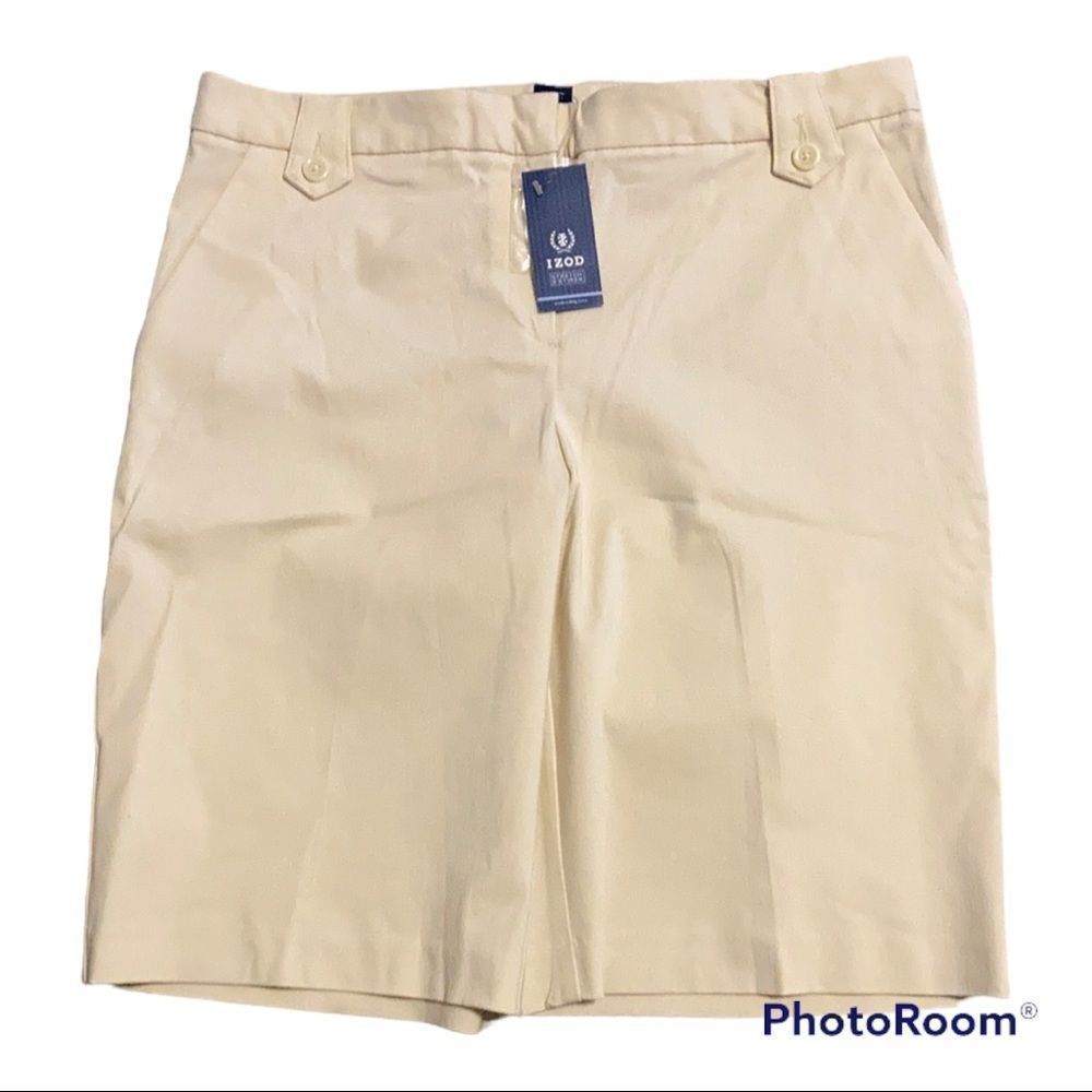 NWT Izod stretch Sz 8 beige shorts. Perfect for golf or casual wear.